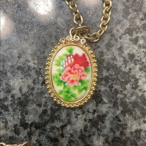 Flower pendant necklace 💍